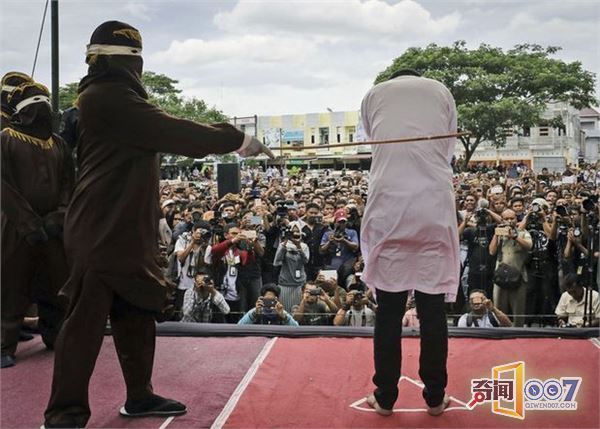 两名男子被公开施以鞭刑,真相引起了很多人思考.