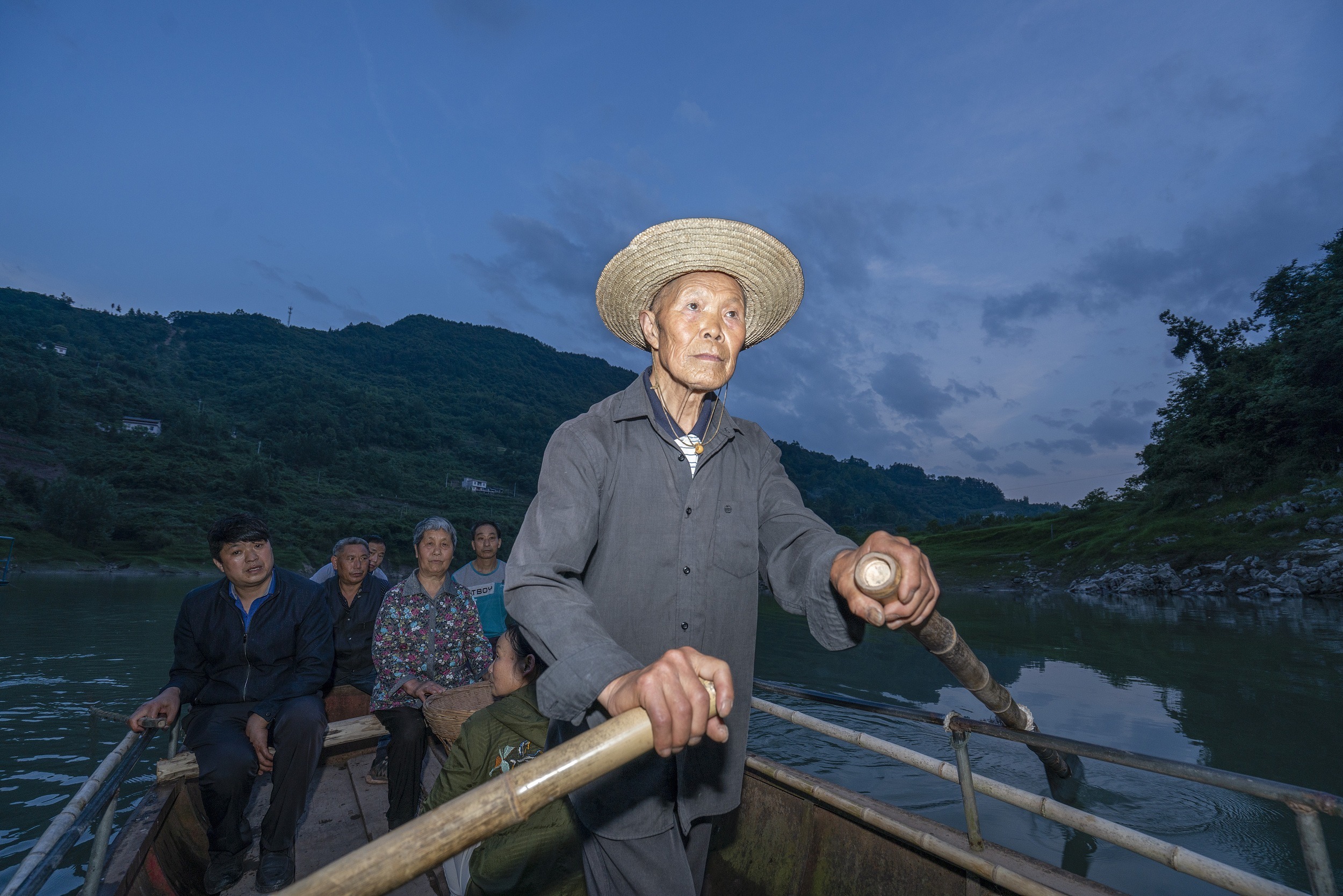 今年77岁的湖北恩施土家族苗族自治州建始县三里乡大沙河村的农民万其珍，1995年，他应下叔叔万述荣的临终嘱托，成为万家第三代义渡艄公。21年后的2016年，他的儿子万芳权接过父亲手中的船桨，将祖上传下来的“义渡”承诺再次传承。就这样，从万家爷爷，到万其珍的父亲、叔叔，再到万其珍，以及儿子万芳权，在长达141年的时间里，万家人在这条小河里默默地书写着“百年义渡”的传奇故事。图为傍晚万其珍老人在为村民摆渡。