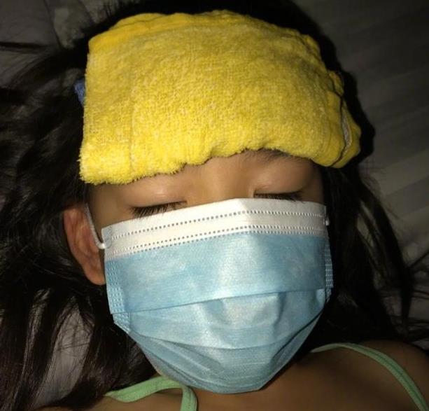 蔡少芬在微博上分享自己大女儿(张楚儿)高烧的照片,表示心疼"发烧