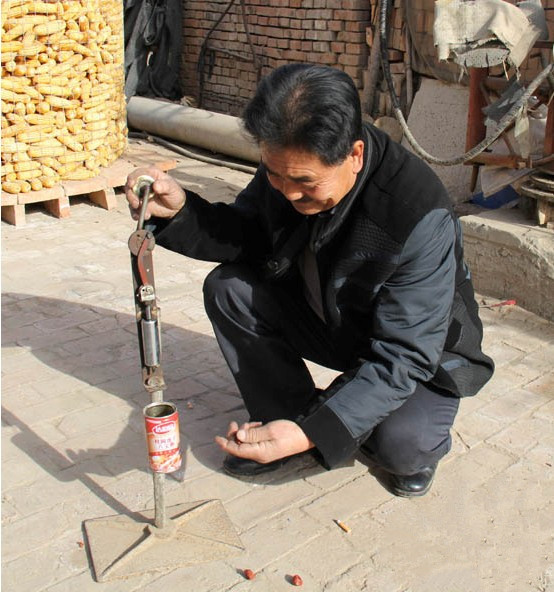 河北省廊坊市农民朱占福，61岁，小学四年级文化，高挑的个头，黝黑的面庞。他原是大城县水利局机井队职工，十分爱好机械，当年曾在水利局接受柴油机原理和维修等方面的培训达11天，更是对机械产生了浓厚兴趣。不嗜烟不嗜酒，唯独对机械情有独钟的他，2007年退休回村后有了闲暇时间，开始痴迷于机械设备制造修理与创造发明。图为朱占福演示自己制造的大枣去核机。（资料来源：长城网）