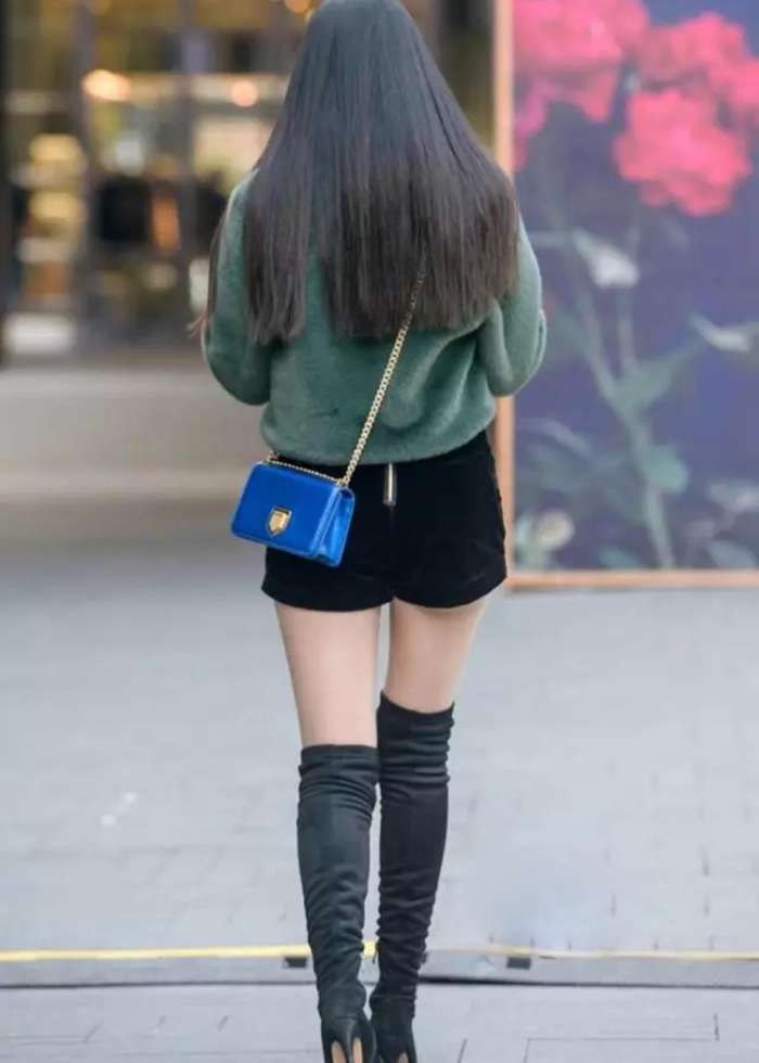街拍:时尚短裤美女,大长腿就要搭配长筒靴才性