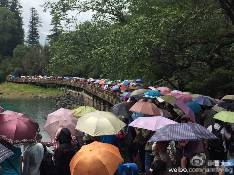 根据九寨沟管理局官方公布的数据,从8月3日起,九寨沟游客量已连续8天突破3万人,而10日的游客量为38298人,更是逼近景区最大承载量。