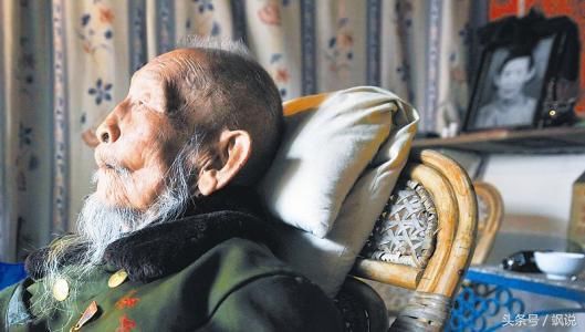 113岁的抗战老军医,回忆当年肉搏战,战友死时