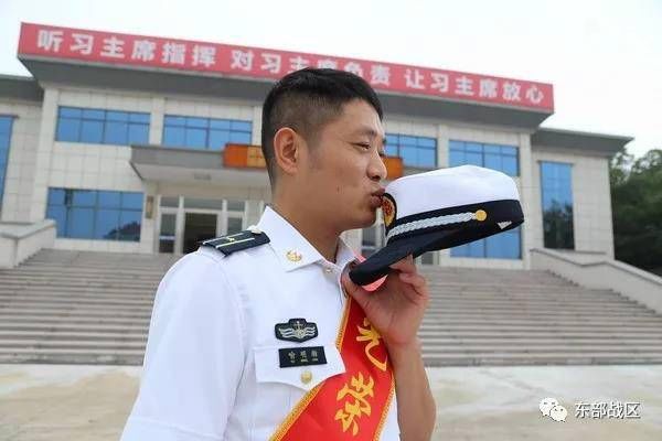 区海军航空兵某场站举行2018年度军官退役仪