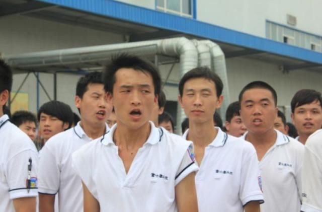 工厂工资低,每天熬夜加班却不愿辞职,老员工透