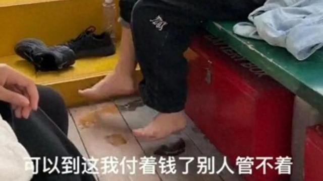 圆明园内乘船泡脚？主播点评：什么身份都不是“污染”文明的借口！