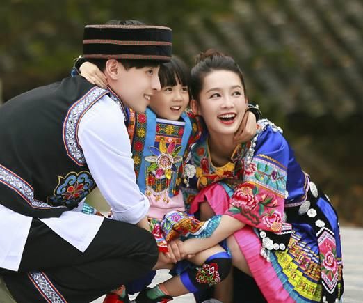 少数民族装真好看,迪丽热巴美成天仙,没想到b