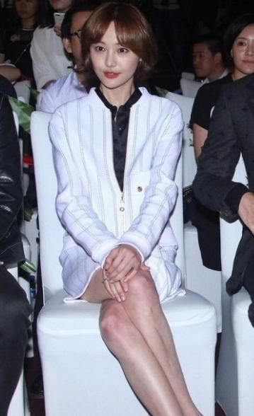 杨幂二郎腿成女星防走光标准示范,穿短裙的唐