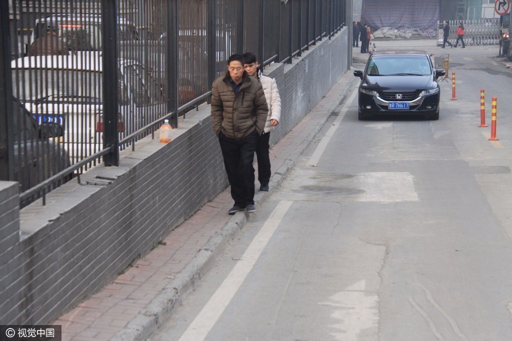 济南又现“最窄人行道”:市民贴墙走 济南又现“最窄人行道”:市民贴墙走