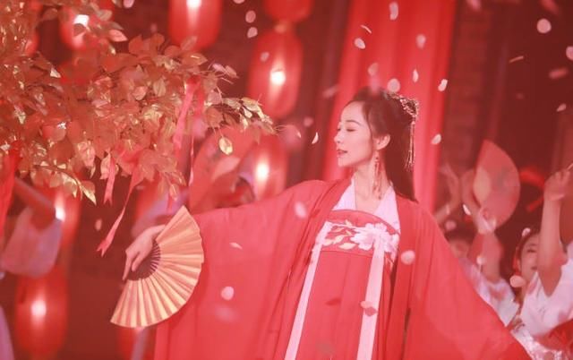 湖南卫视中秋之夜,韩雪红衣古装造型惊艳,网友