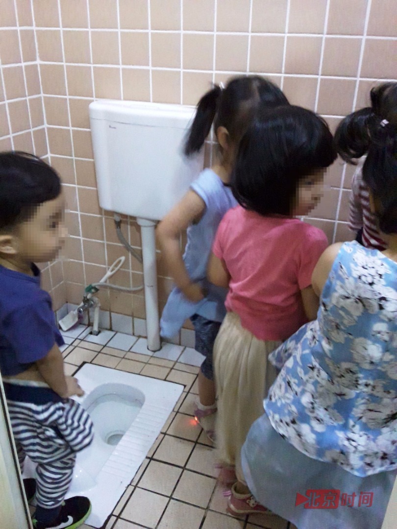 幼儿园日常使用厕所坑位仅有两个，男孩女孩要挤在一起上厕所。由于园区许多窗户无法完全打开，通风条件太差，厕所旁的教室、走廊常年弥漫着尿骚味和酸臭味。