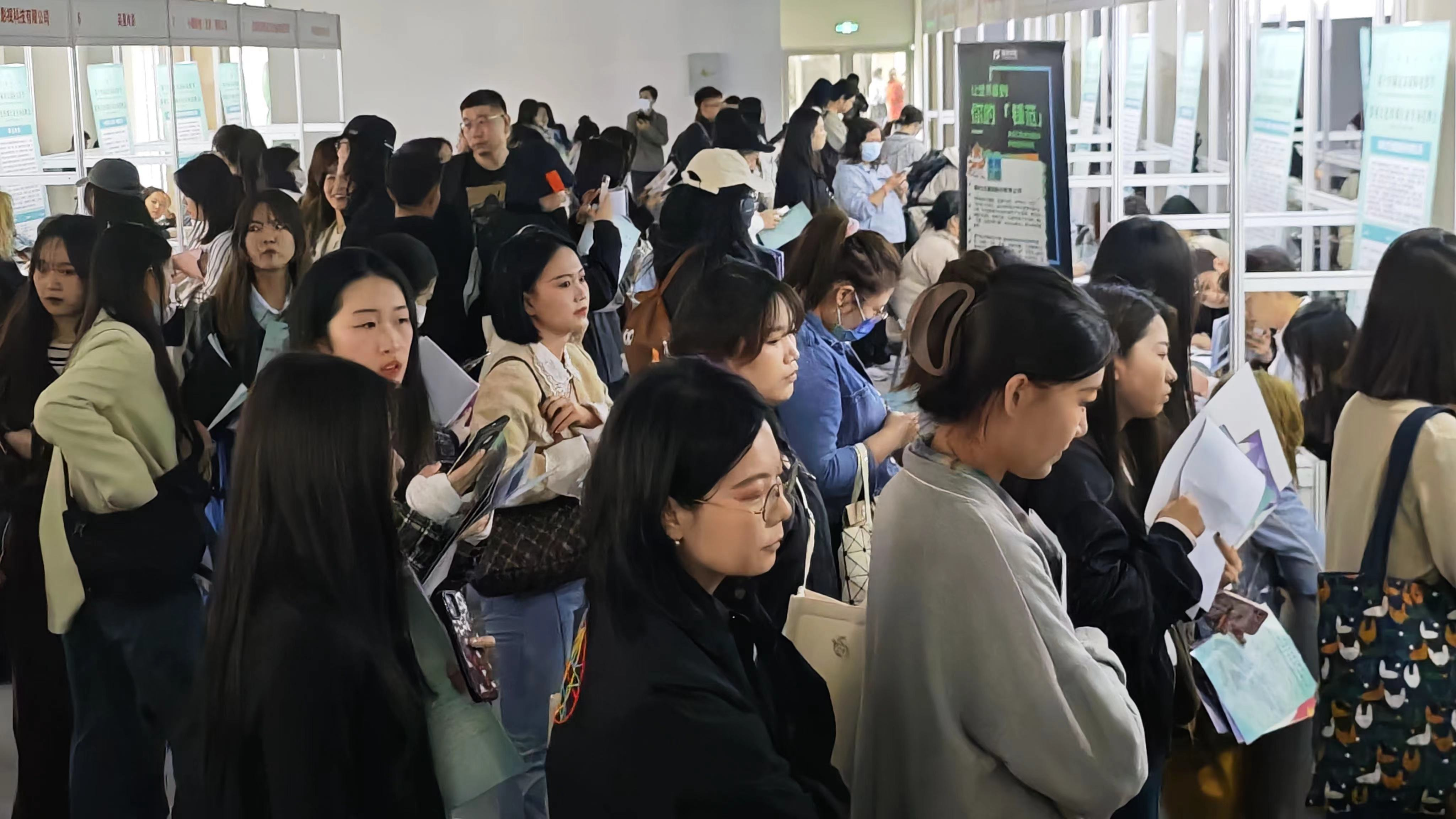 北影节专场招聘会：700余求职者现场应聘 热门企业展位排长队