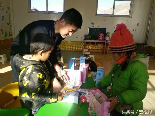 爬行者志愿者为甘肃甘南卓尼山区学生送去冬日