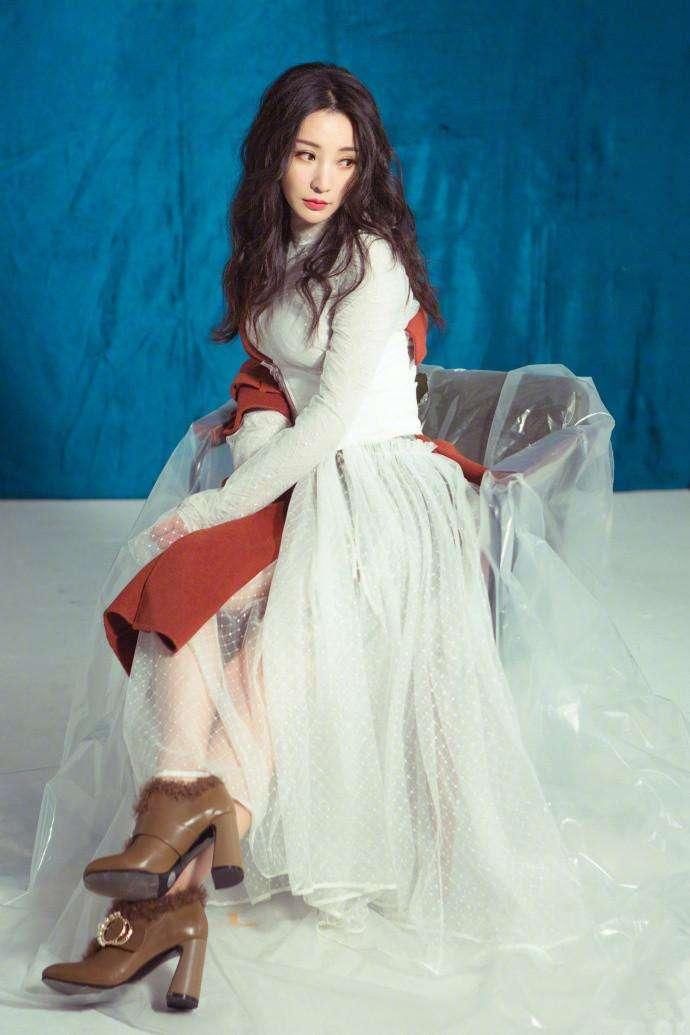 柳岩红毯上一袭紧身晚礼服美成仙,网友:你成功