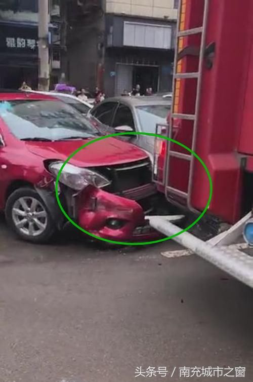 四川南充:消防通道被阻塞,消防车撞开违停小车