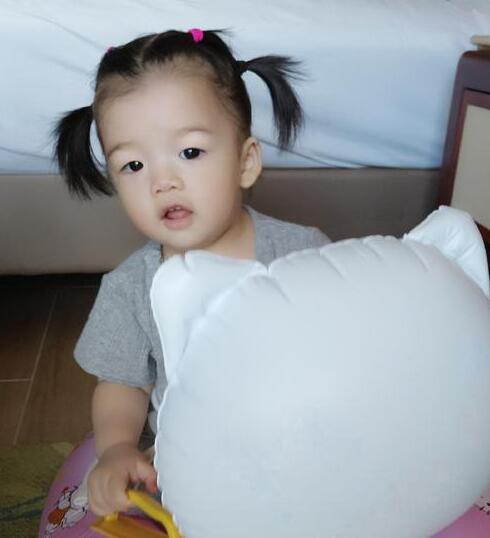 王栎鑫晒女儿萌照 感叹女儿像爸又像妈