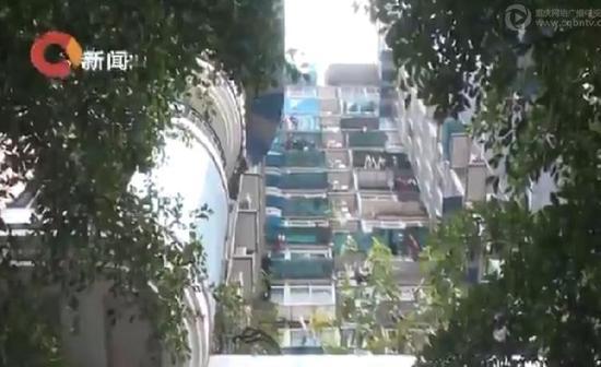 女子疑患产后抑郁症 抱不满百天孩子高楼坠亡
