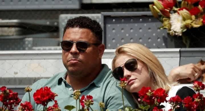 体育足坛传奇罗纳尔多携女友观战大师赛,比赛