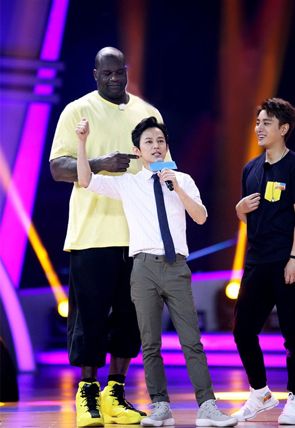 奥尼尔一言不合抱起何炅 两人身高差超萌