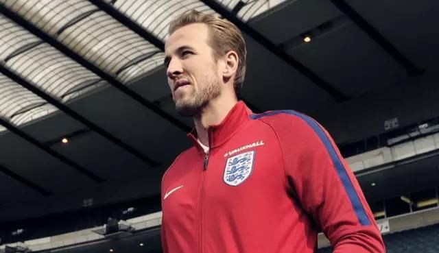 英格兰球迷真有钱,世界杯四强比赛包机前往观