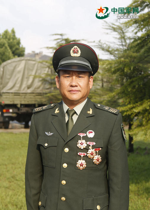 杨立功，河南省太康县人，1974年11月出生，1990年12月入伍，1993年10月入党，一级军士长，原第26集团军某特战旅无人机大队飞行控制技师。先后在“尖刀-2003”、原济南军区“2004装备展示”“铁拳-2004”“前卫-2009”“跨越-2014朱日和C”等40多次大项演习中圆满完成飞行保障任务，4次荣立三等功。