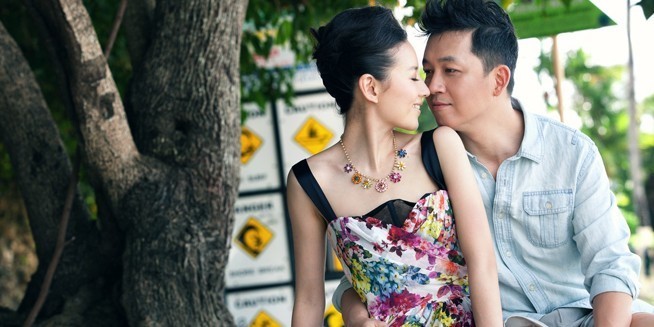 『董洁、潘粤明：为财产争执不断』2012年10月20日，董洁工作室发声明称潘粤明嗜赌成性，野蛮粗暴。21日，潘粤明发声明回击了指责，称都是捏造。潘粤明还提供了一个事实，称董洁在一年前就开始把收入全部汇给娘家，他都不知情。就此，董洁和潘粤明的婚变成为事实，后边还有财产分割等纠纷待处理。在潘粤明发表声明的同时，他还发布了律师函，对于别人捏造的种种说法将用法律来解决。（资料来源：京华时报）