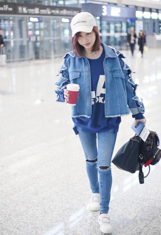 王心凌穿破洞牛仔裤现身机场,里面的秋裤太抢