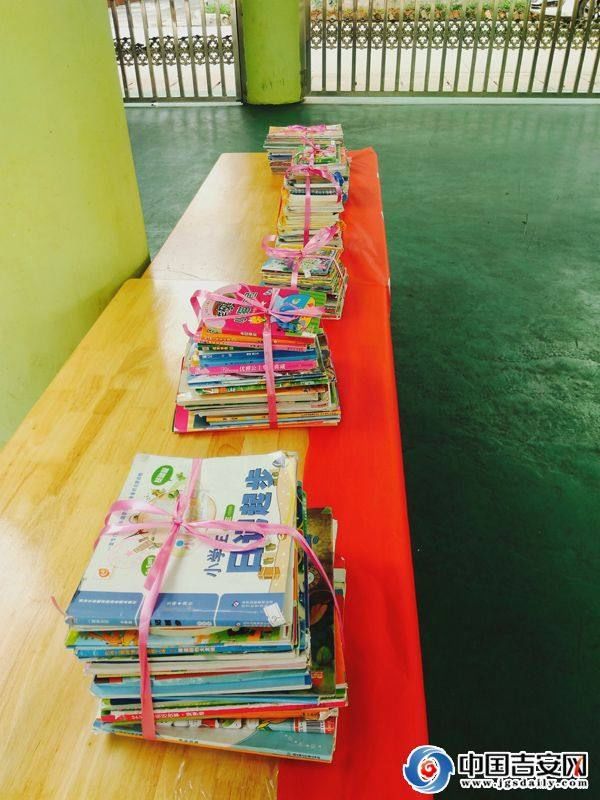 泰和妇联组织幼儿园开展爱心图书捐赠活动 书