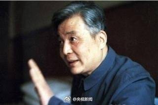 【今天，缅怀“两弹元勋”邓稼先】1924年的今天，邓稼先出生在安徽怀宁。他是中国第一颗原子弹和氢弹的理论方案设计者，为发展国防科技事业，甘当无名英雄，默默奋斗几十年。病危临终前，仍心系原子能的和平利用。1999年，被授予“两弹一星功勋奖章”时，他已辞世13年。致敬，缅怀！