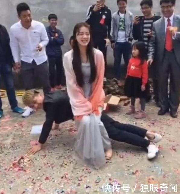 农村婚礼上,伴郎伴娘玩游戏输了受惩罚,过程让