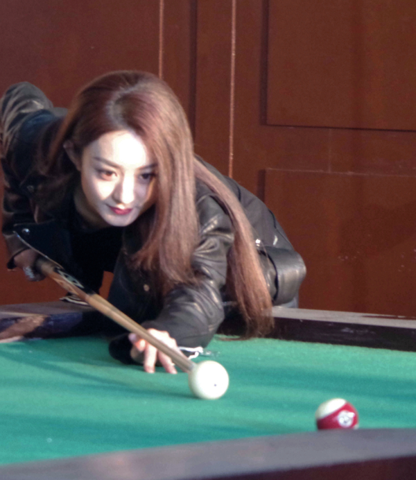 赵丽颖俯身打台球帅一脸