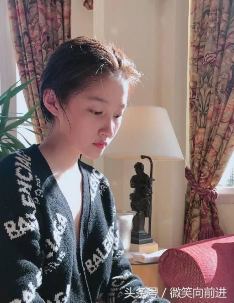 关晓彤晒沐浴后的照片,今晚这波节奏真是太给