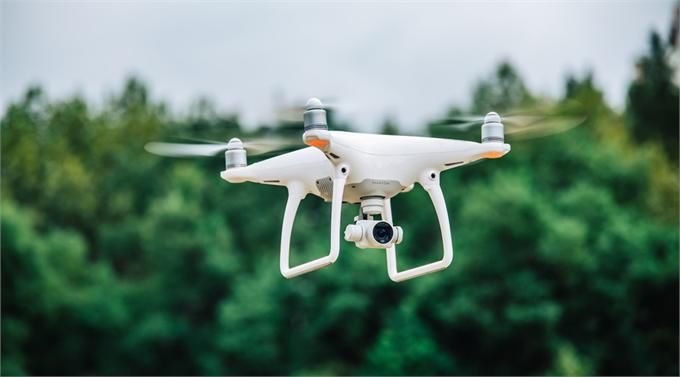 学人全球早报:蒋聘婷否认涉刘强东案,无人机飙