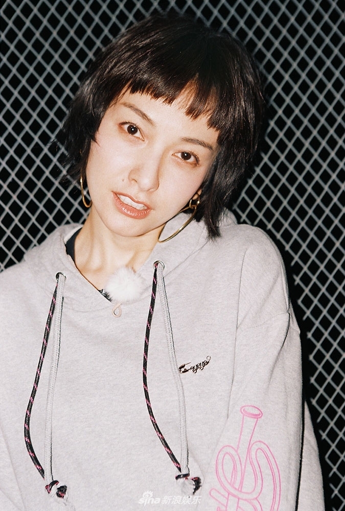 街头少女风!吴昕短发耳环尽显酷girl本色