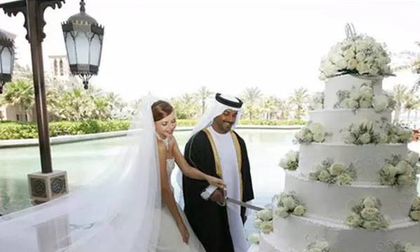 阿联酋作为石油输出的土豪国家，对于婚礼的花费一点不比欧美国家少，花几十万美元结婚算是很平常的事，在迪拜和阿布扎比更是几百万都不算什么。
