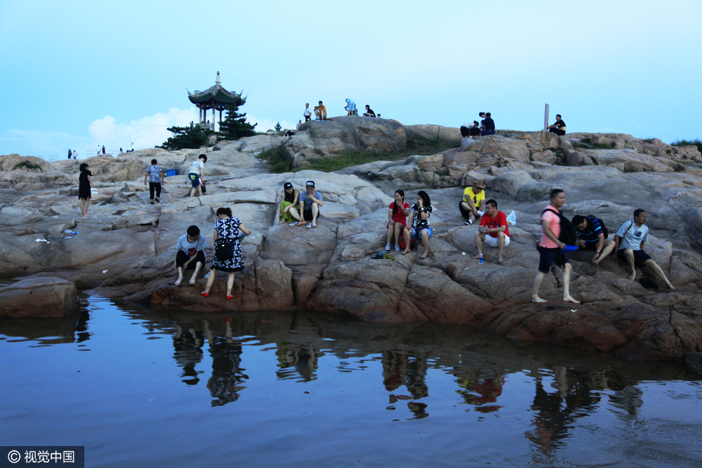 浙江舟山普陀山景区游人多 游客踏浪纳凉赏景忙