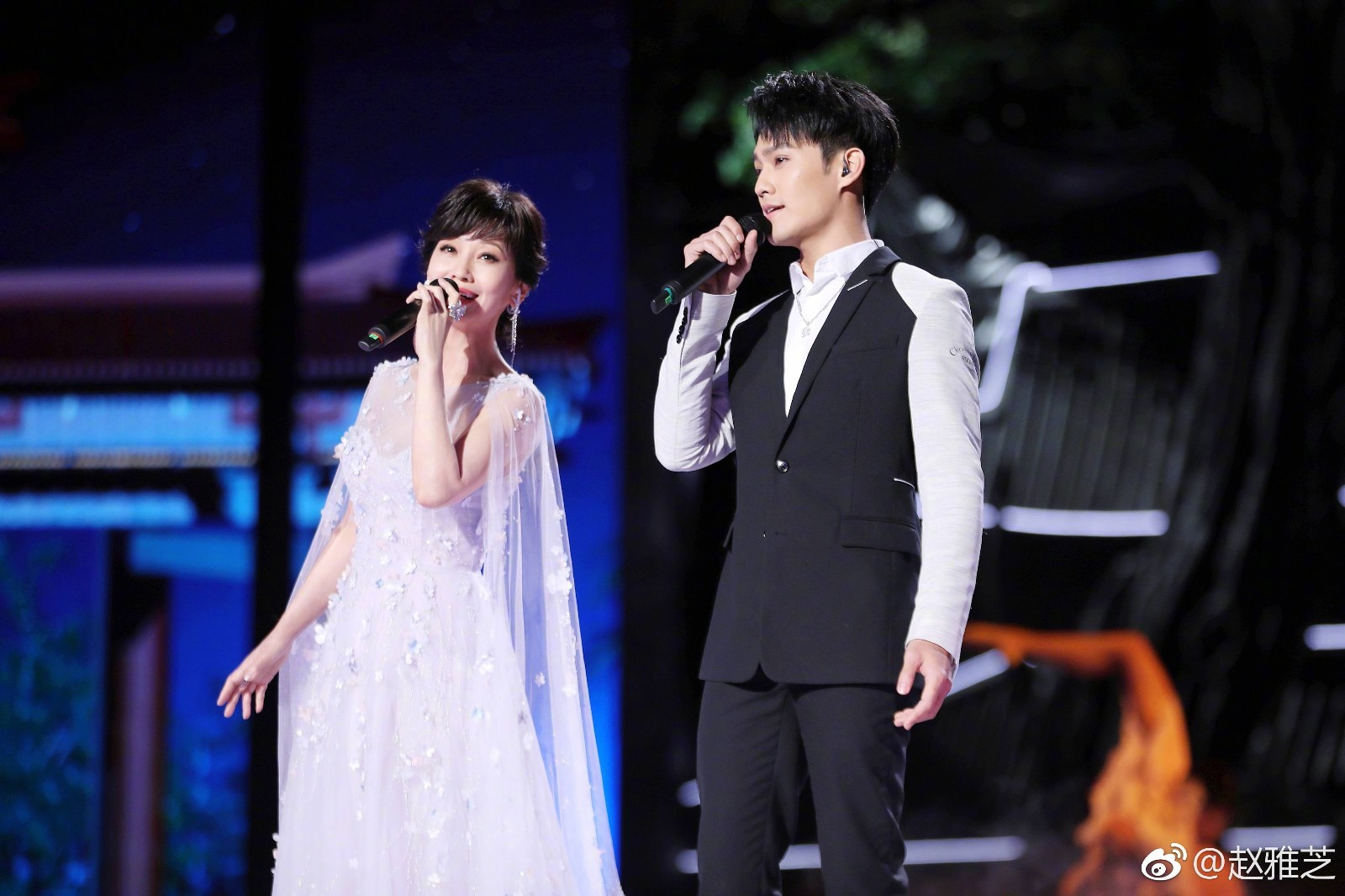 64岁赵雅芝中秋节与儿子黄恺杰同台 网友:和妈