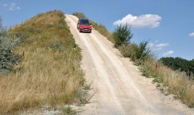 下坡千万别这么做!很多车主不知道,不仅伤车还