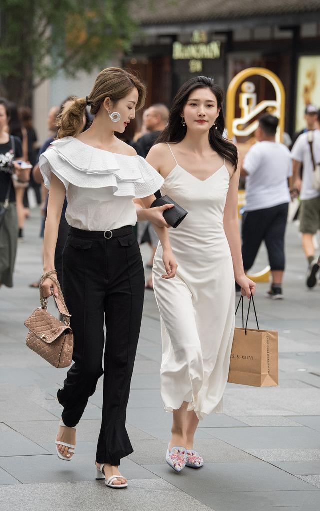 路人街拍:苗条的小姐姐,露腰装搭配短裤,秀出美