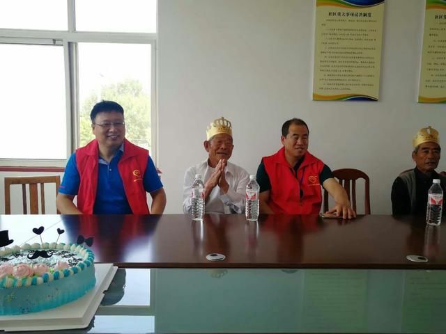 即墨6家企业16名志愿者微行公益父亲节前给4