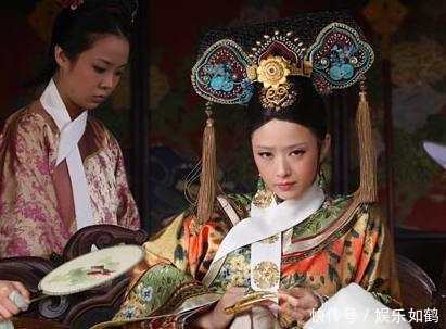 甄嬛传:为何华妃总喜欢摸自己右边的耳朵?答案