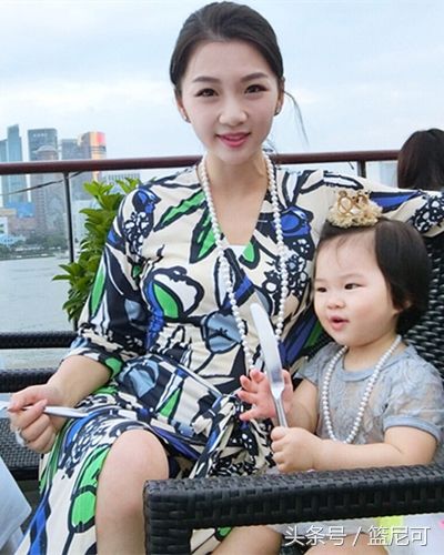 中国男足队员女友美貌如花堪称世界级,网友:早