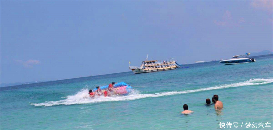 妈妈带女儿去泰国旅游,妈妈沙滩晒太阳,女儿却