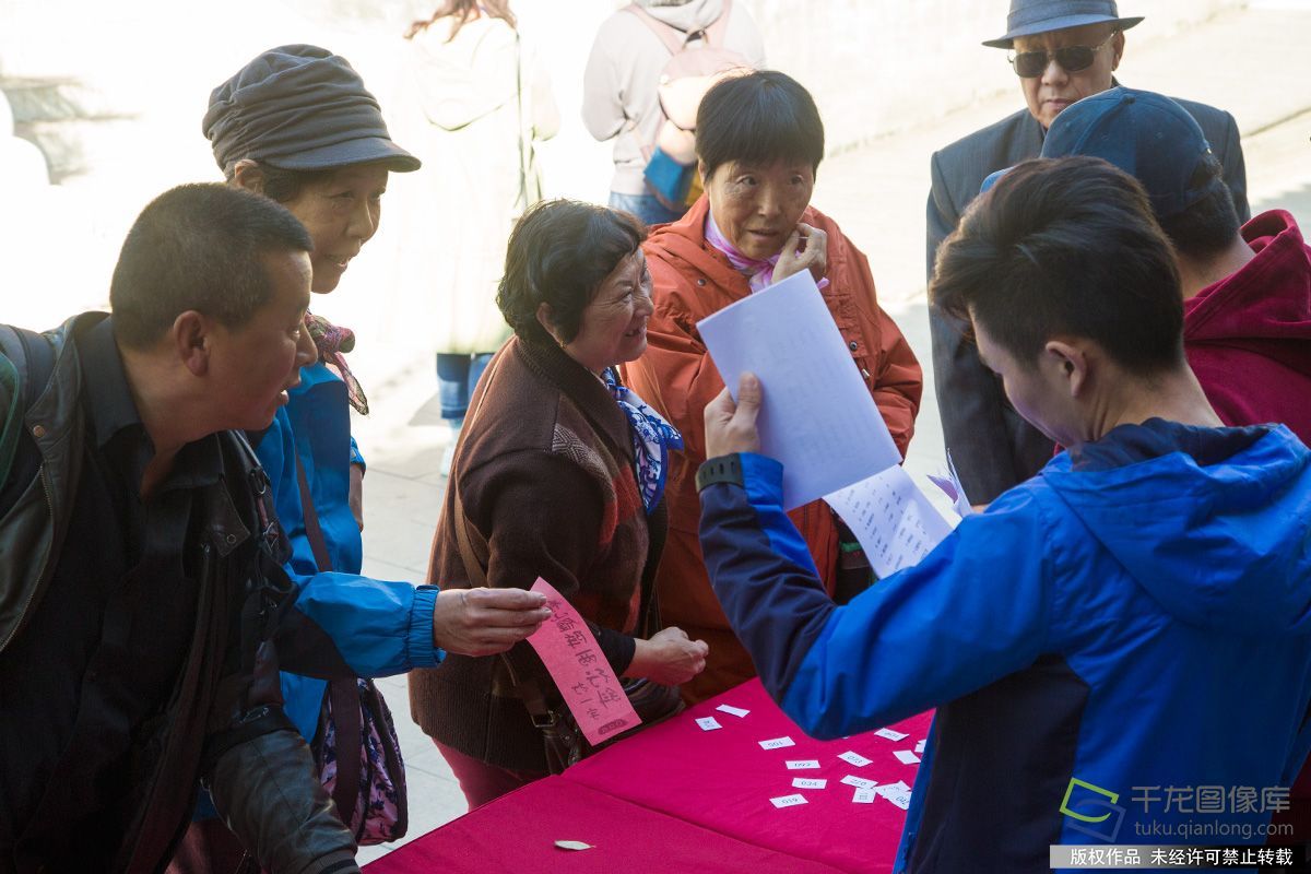 我们的节日·重阳|看大戏猜灯谜 老人大观园里过重阳 我们的节日·重阳|看大戏猜灯谜 老人大观园里过重阳