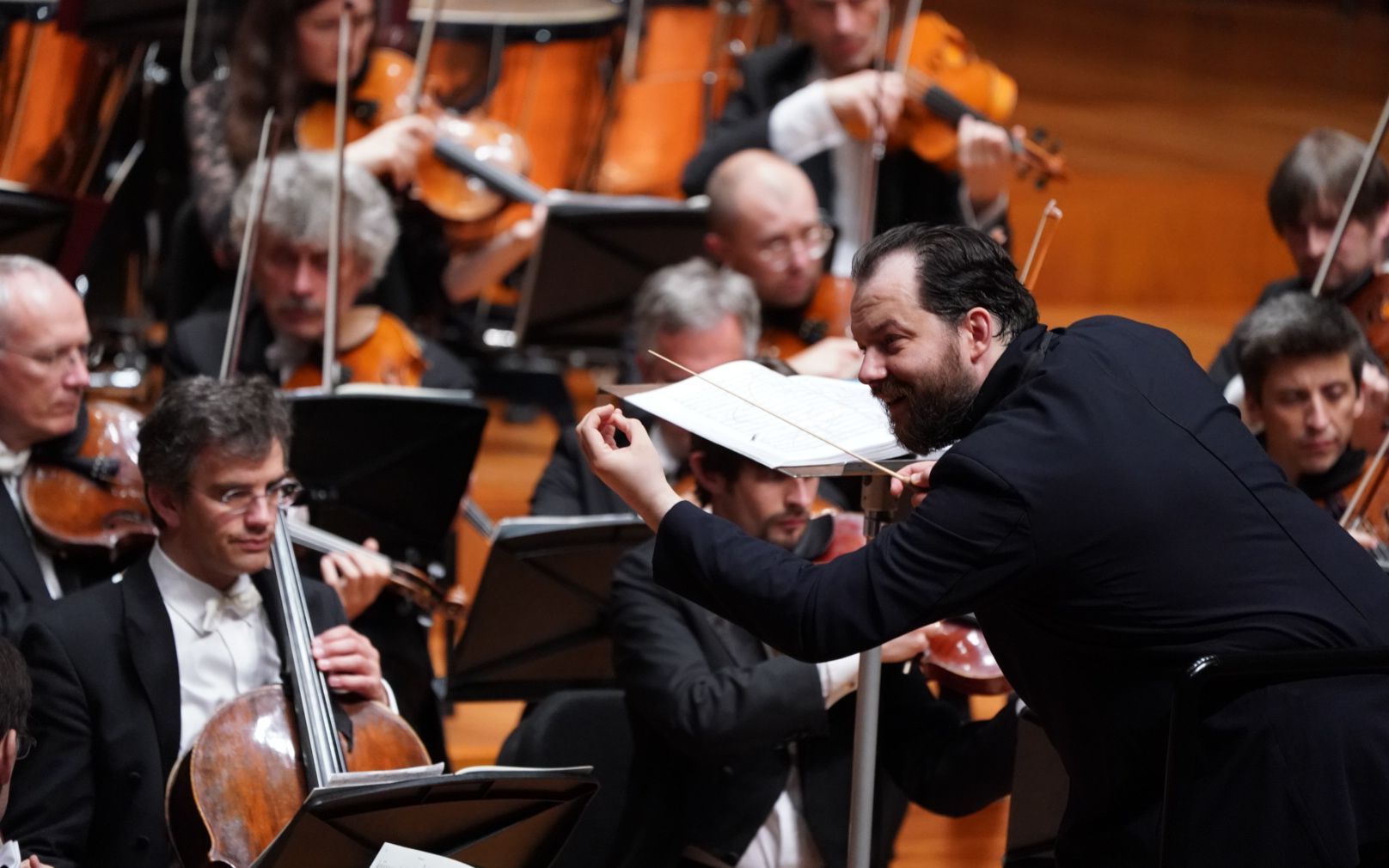 这个拉脱维亚指挥家首登国家大剧院,用戏剧性征服耳朵 这个拉脱维亚指挥家首登国家大剧院,用戏剧性征服耳朵