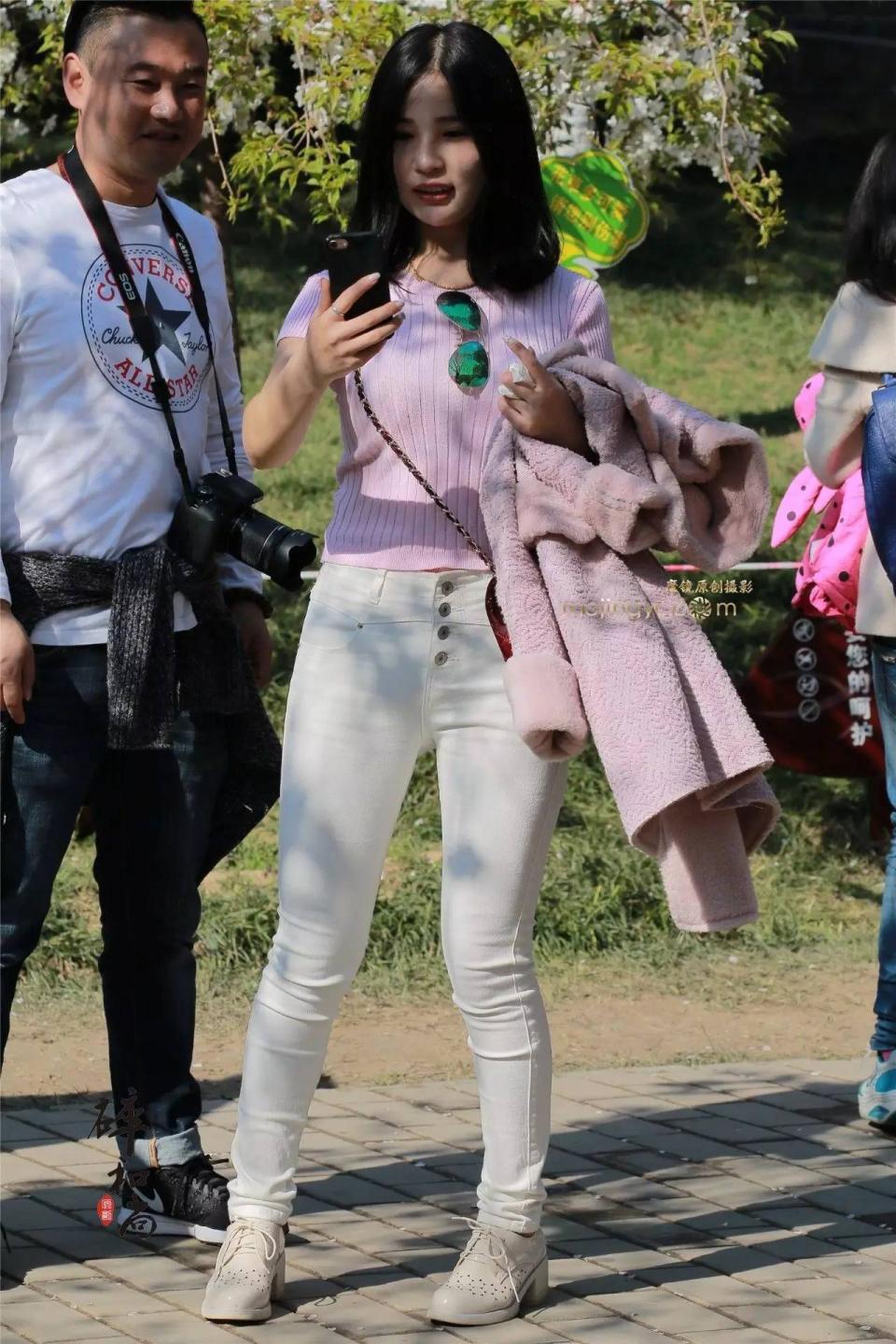 美女街拍:小鸟依人也可以性感与迷人,与男友逛