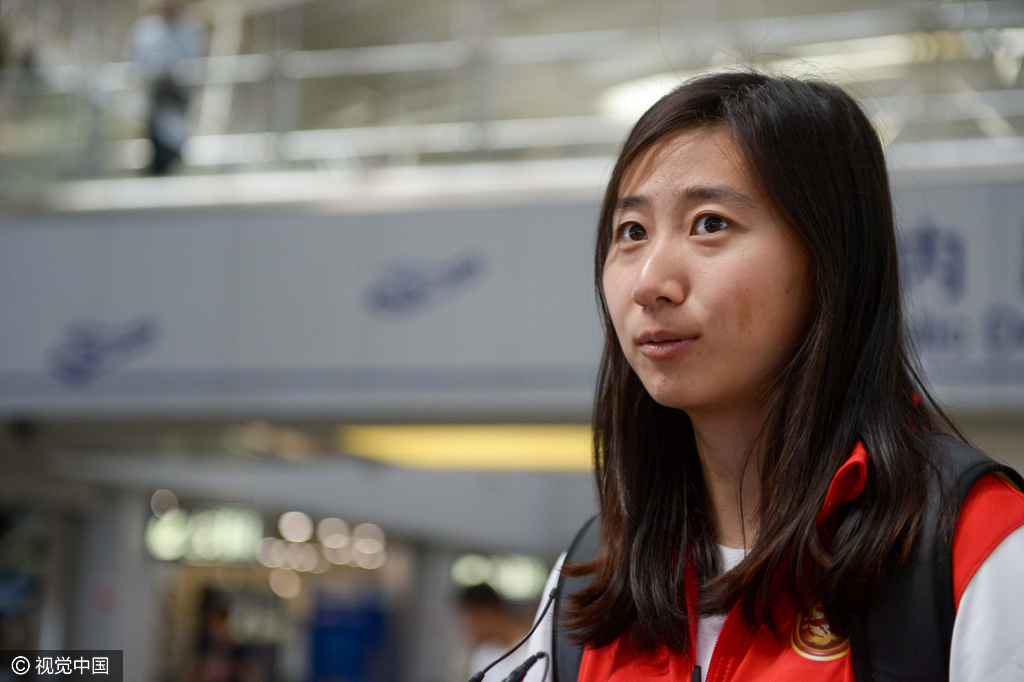 2015年5月15日，北京，2015女足世界杯前瞻，中国女足远征西雅图最后备战，球迷机场热情送行，图为张越在机场。