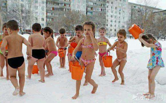 看战斗民族如何教育孩子 冰雪天气冷水浇身训练！