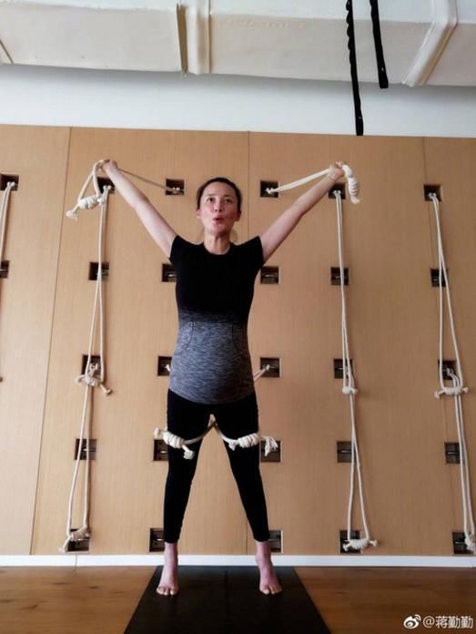 43岁的蒋勤勤怀孕7个月还在练瑜伽,这姿势简直