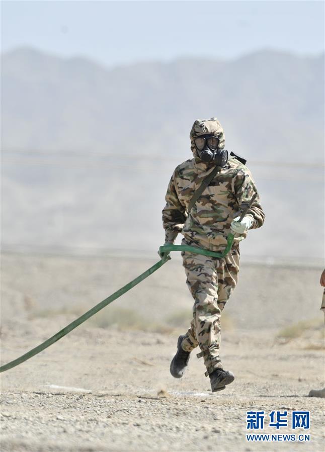 8月2日,“安全环境”核生化侦察组项目单车赛的参赛队员在进行洗消作业。